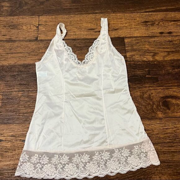 Vassarette lingerie top  - Picture 2 of 9